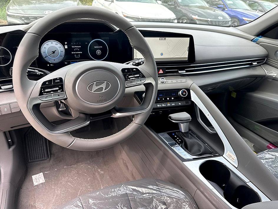 2025 Hyundai Elantra SEL Convenience photo 6