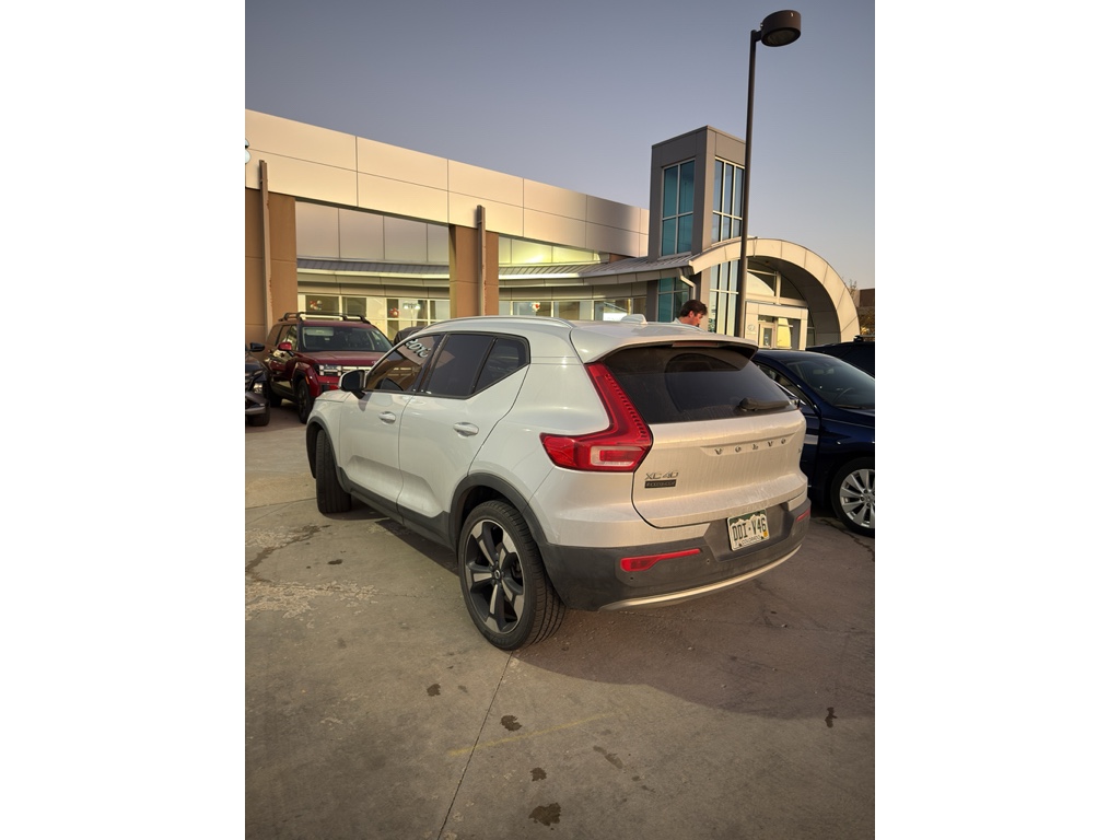 2020 Volvo XC40 T5 Momentum photo 3
