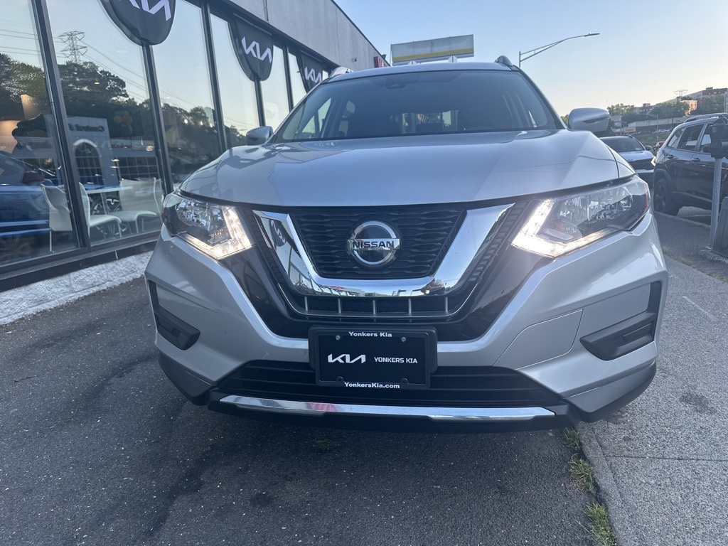 2019 Nissan Rogue SV photo 2