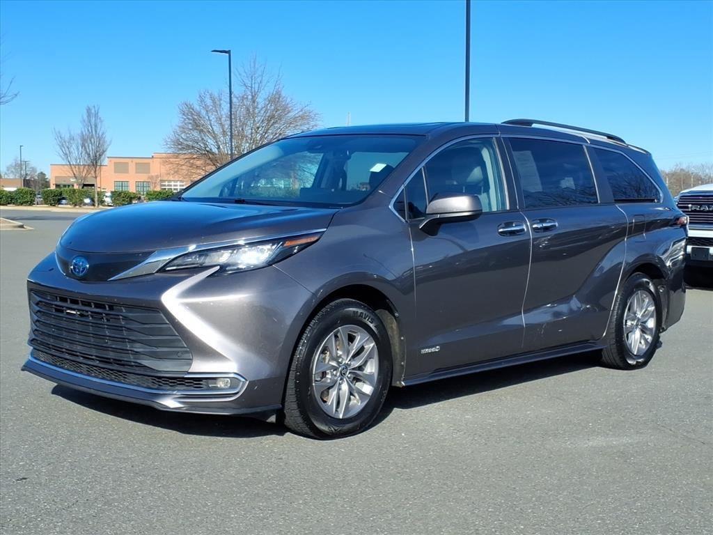2021 Toyota Sienna XLE's photo