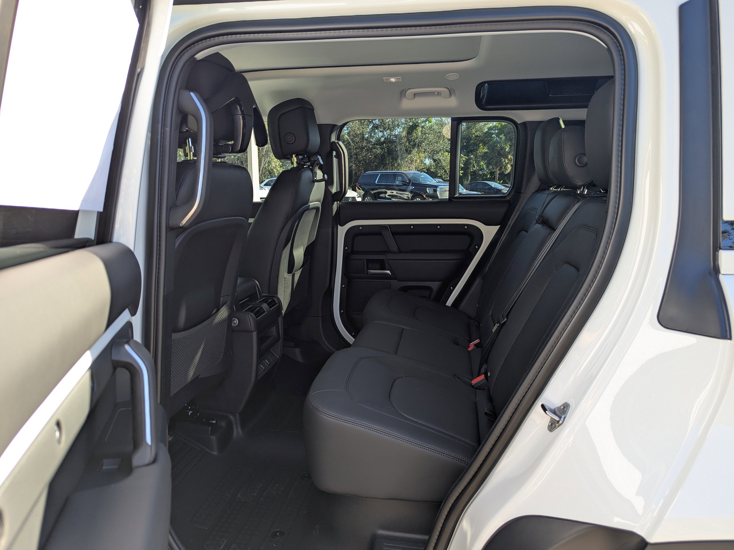 2026 Land Rover Defender 110 S photo 11