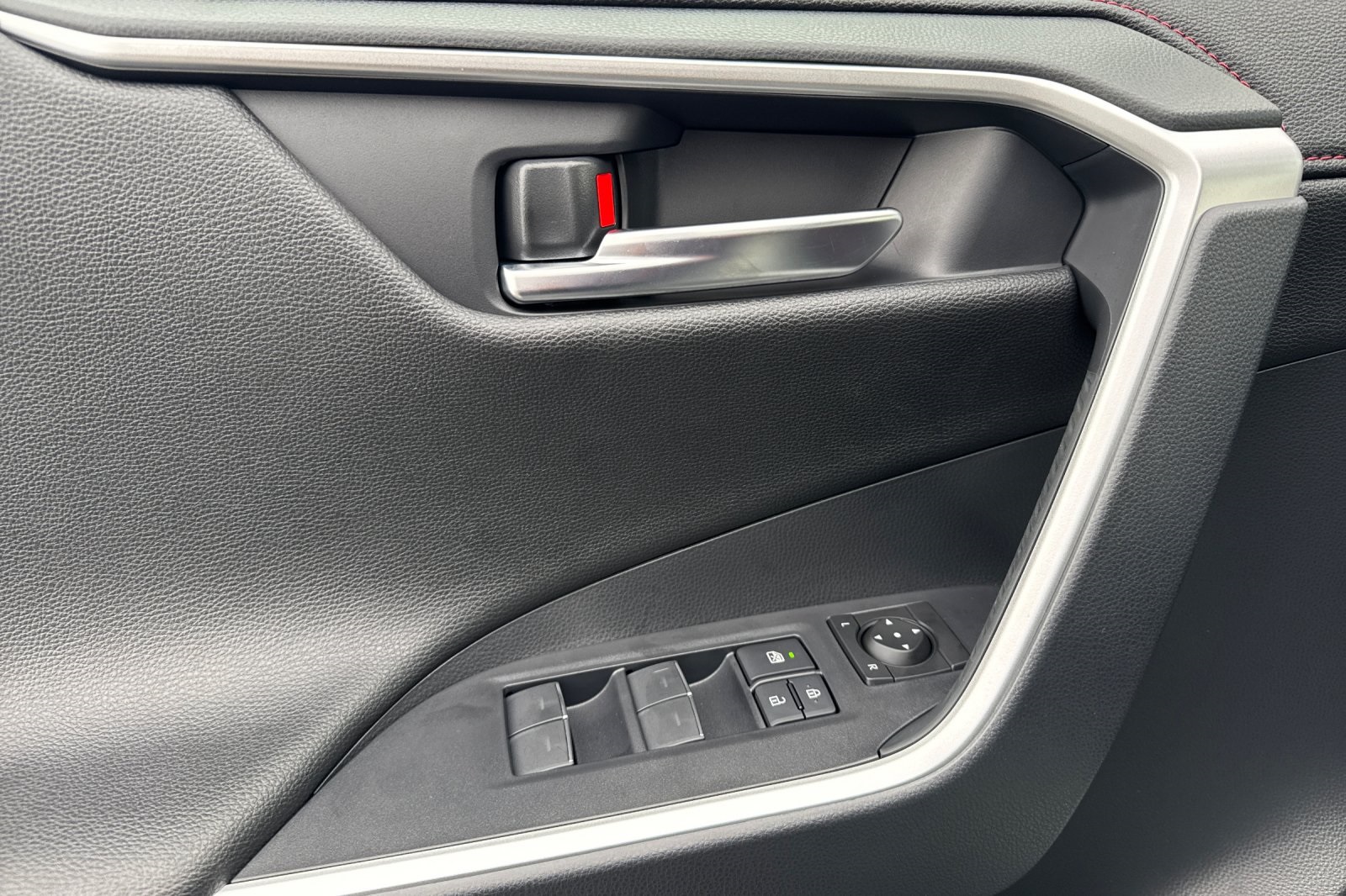 2025 Toyota RAV4 Hybrid XSE photo 14
