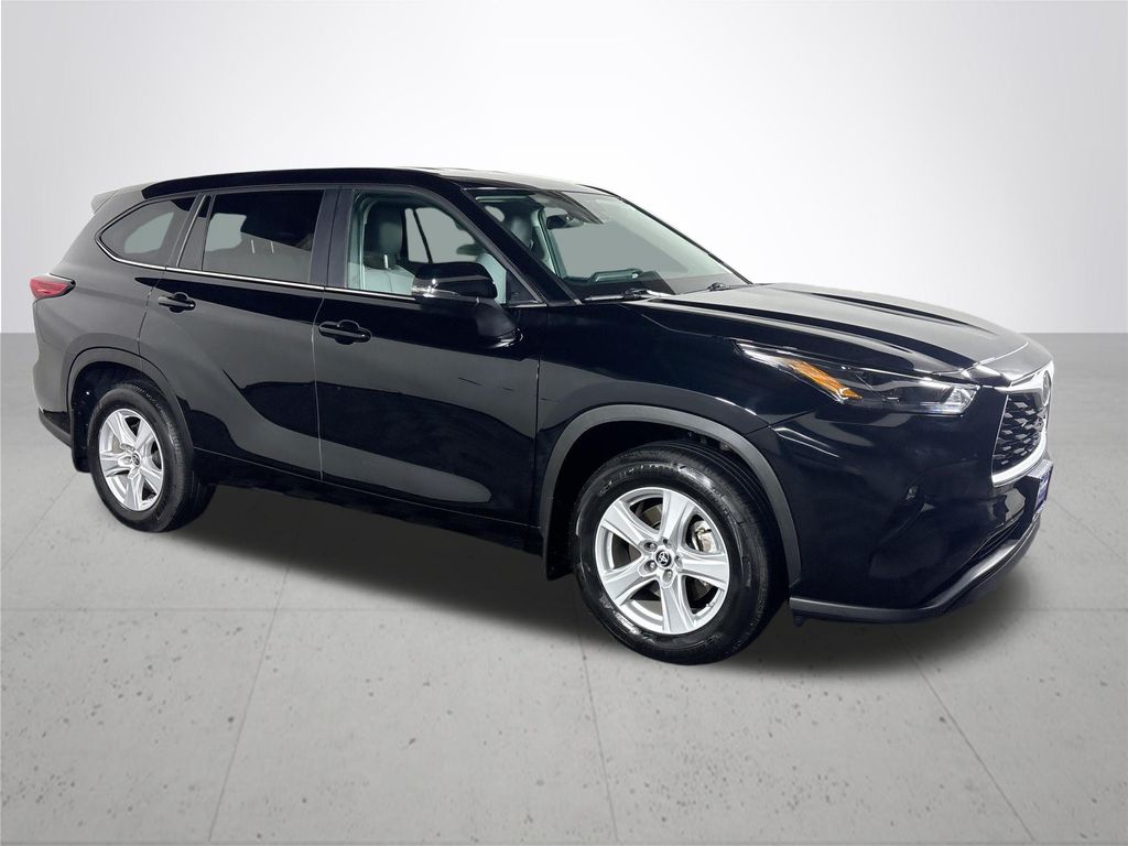 2023 Toyota Highlander L photo 4