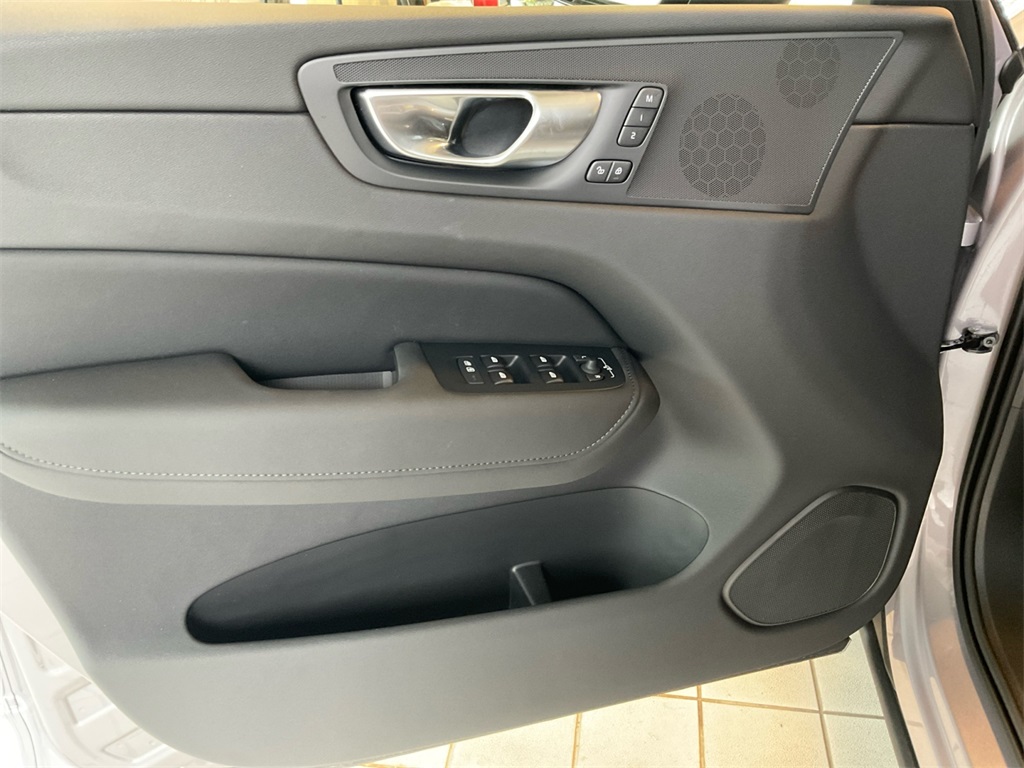 2026 Volvo XC60 B5 Plus photo 18