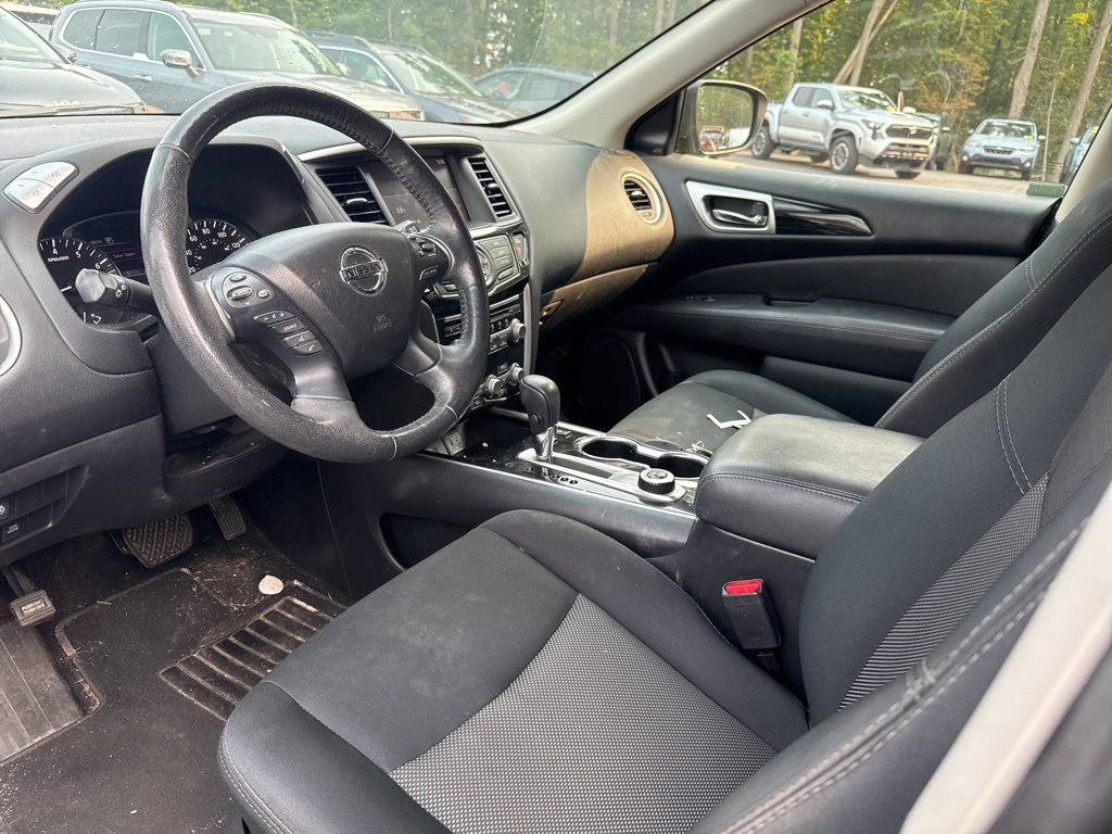 2019 Nissan Pathfinder SV photo 2