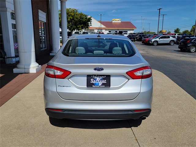 2016 Ford Fusion S photo 4