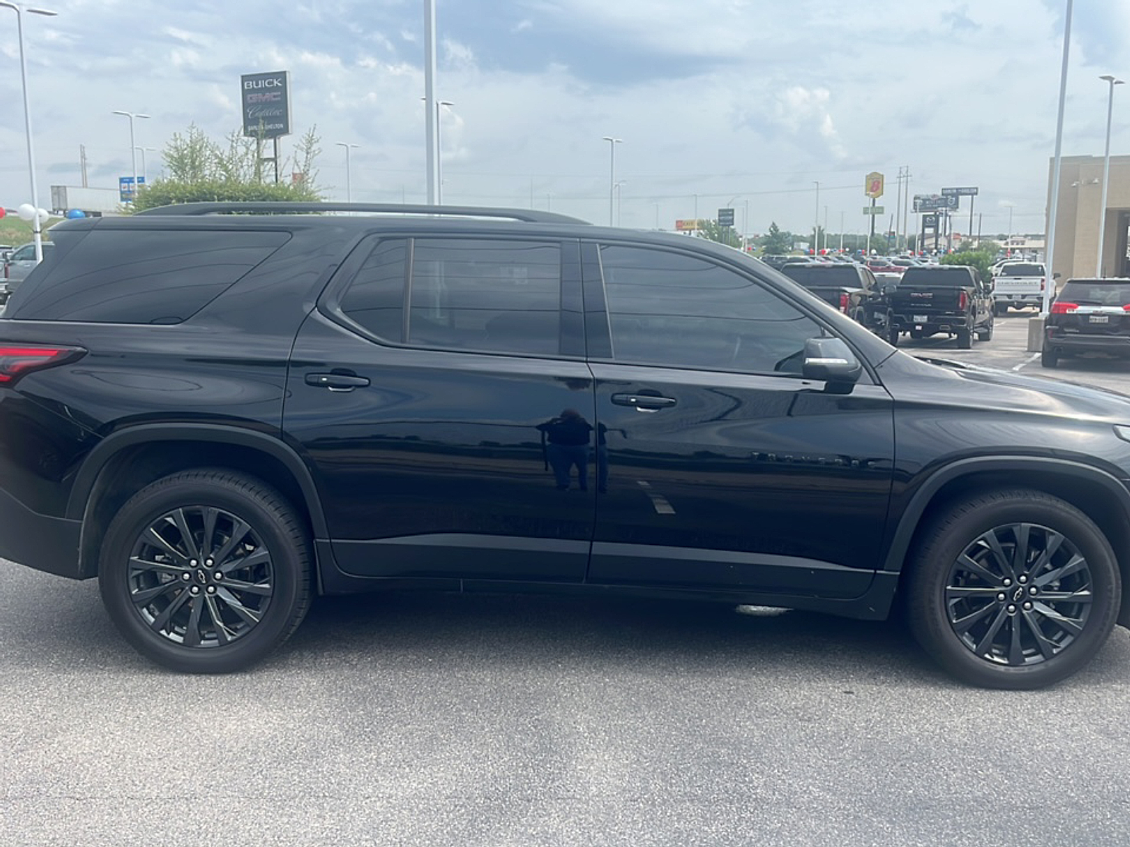 2023 Chevrolet Traverse RS photo 2