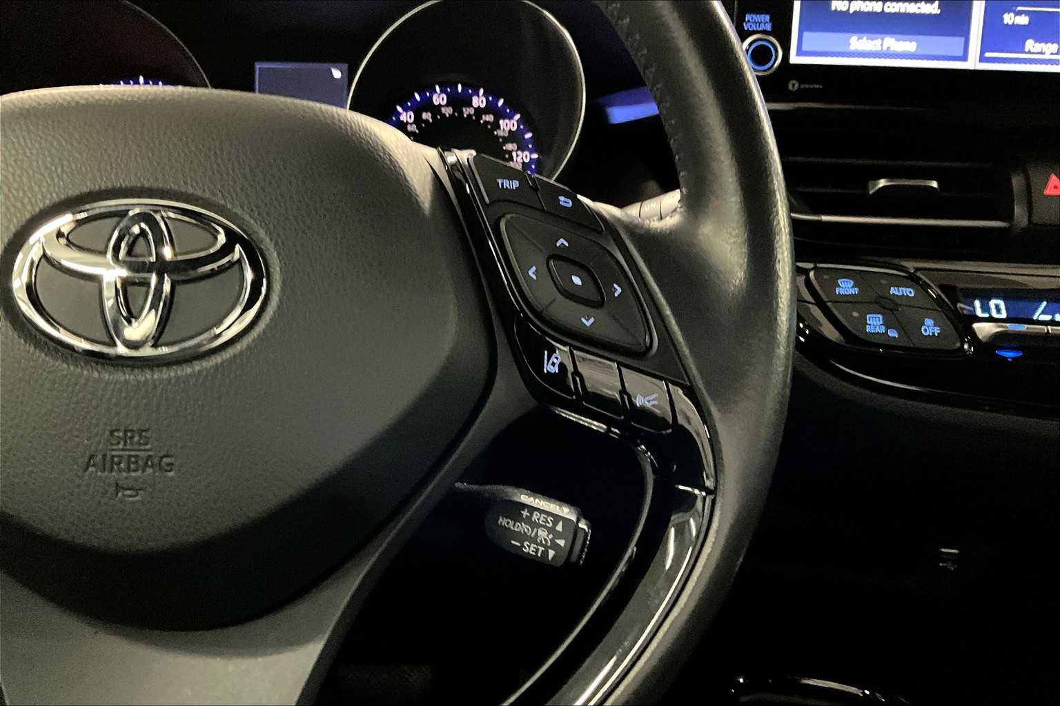 2022 Toyota C-HR XLE photo 24