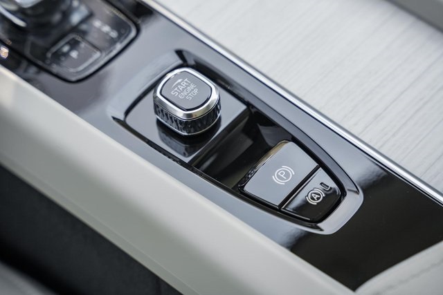 2026 Volvo XC60 Hybrid T8 photo 22