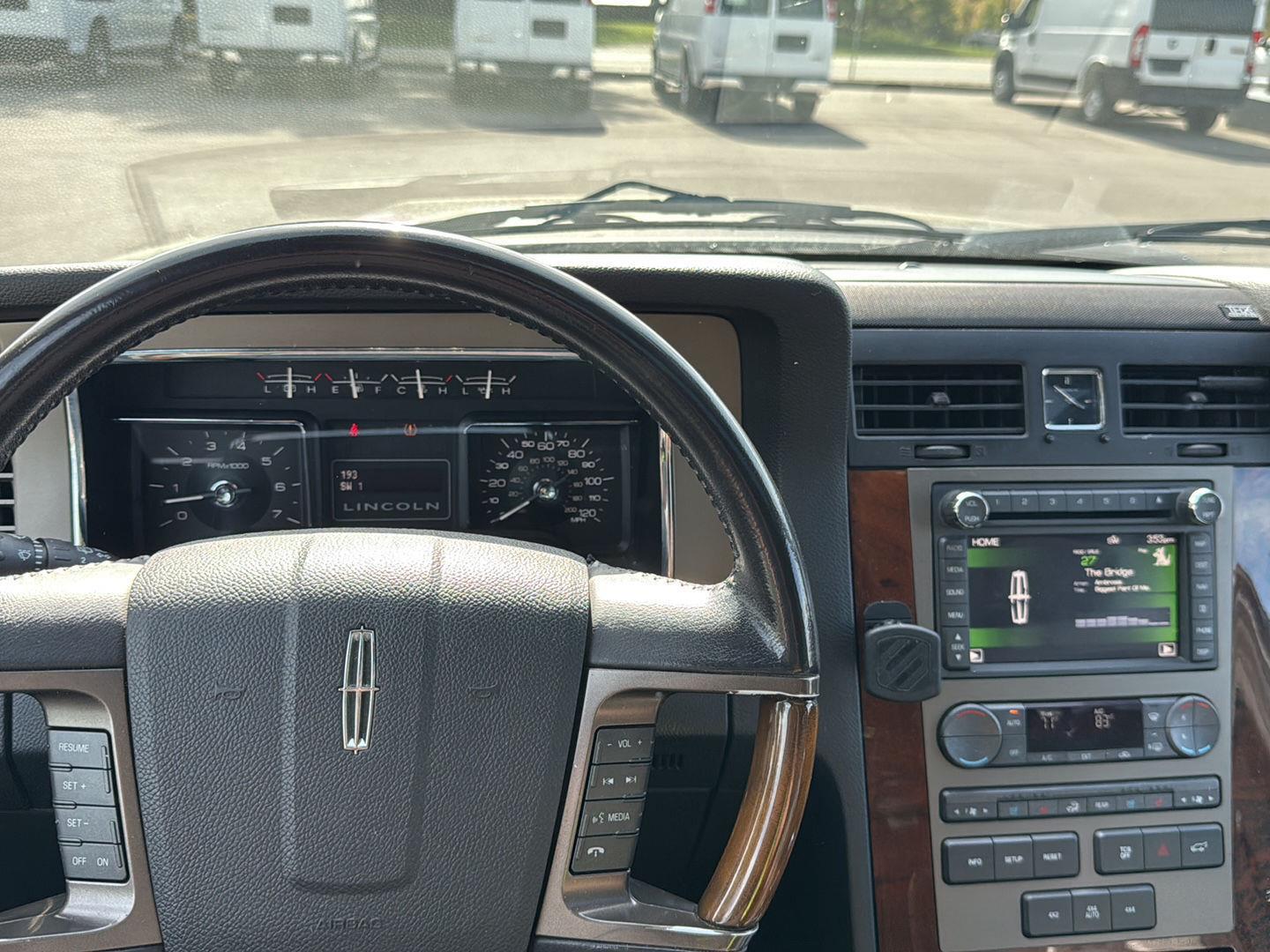 2014 Lincoln Navigator photo 9