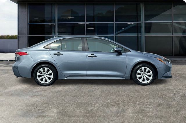2022 Toyota Corolla LE photo 3