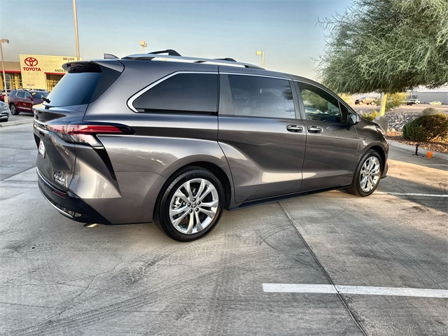 2023 Toyota Sienna Platinum photo 4