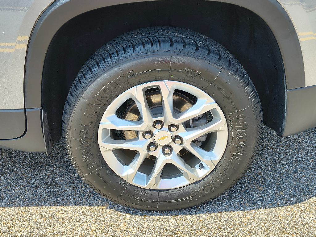 2021 Chevrolet Traverse LS photo 3