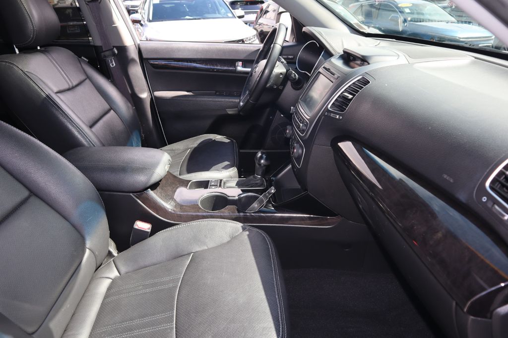 2014 Kia Sorento SX photo 31
