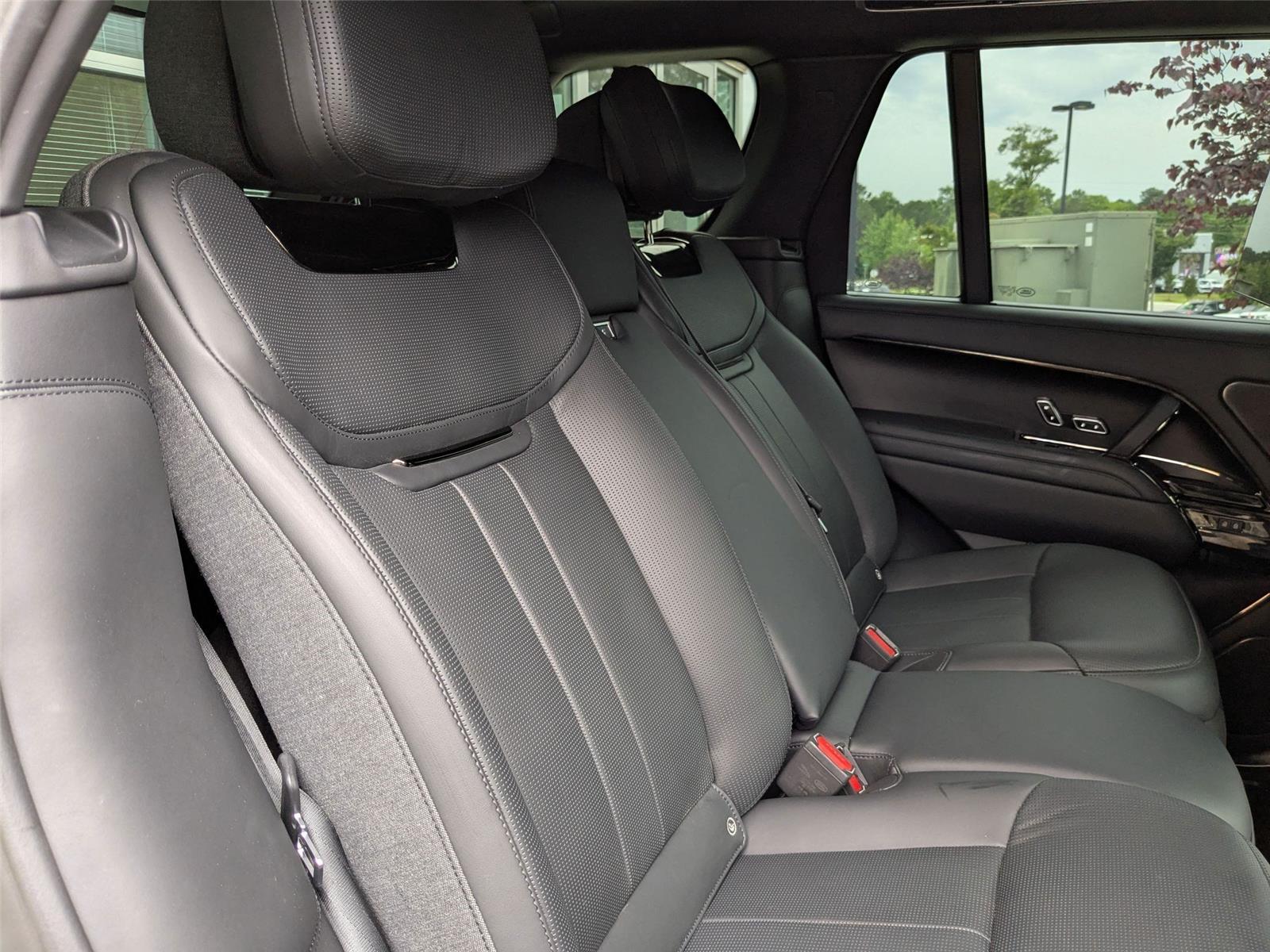 2024 Land Rover Range Rover SV photo 28