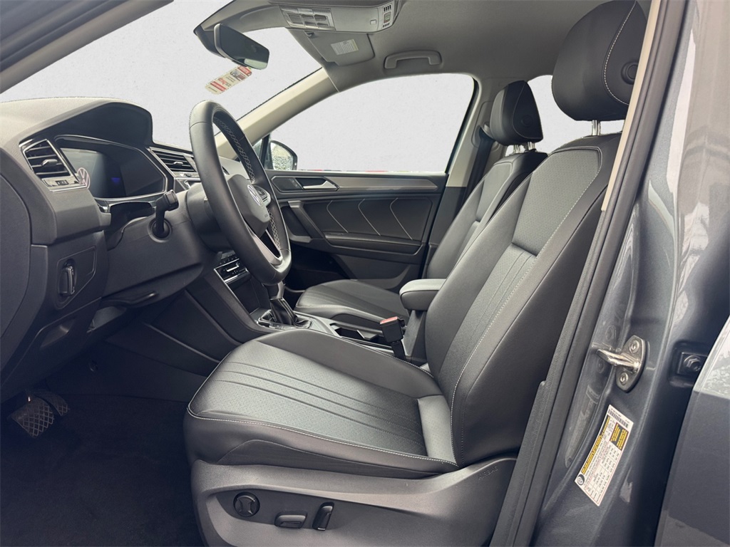 2023 Volkswagen Tiguan SE's photo