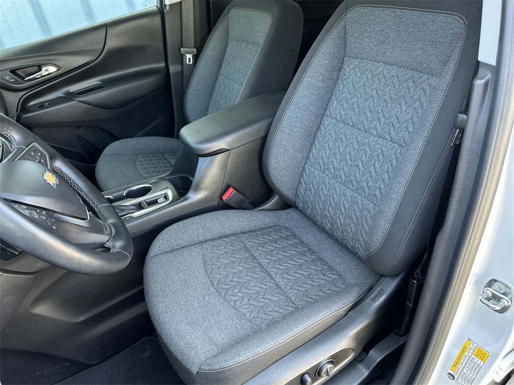 2023 Chevrolet Equinox LT photo 2