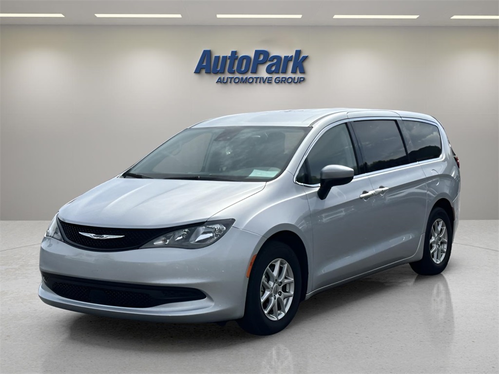 2023 Chrysler Voyager LX photo 3