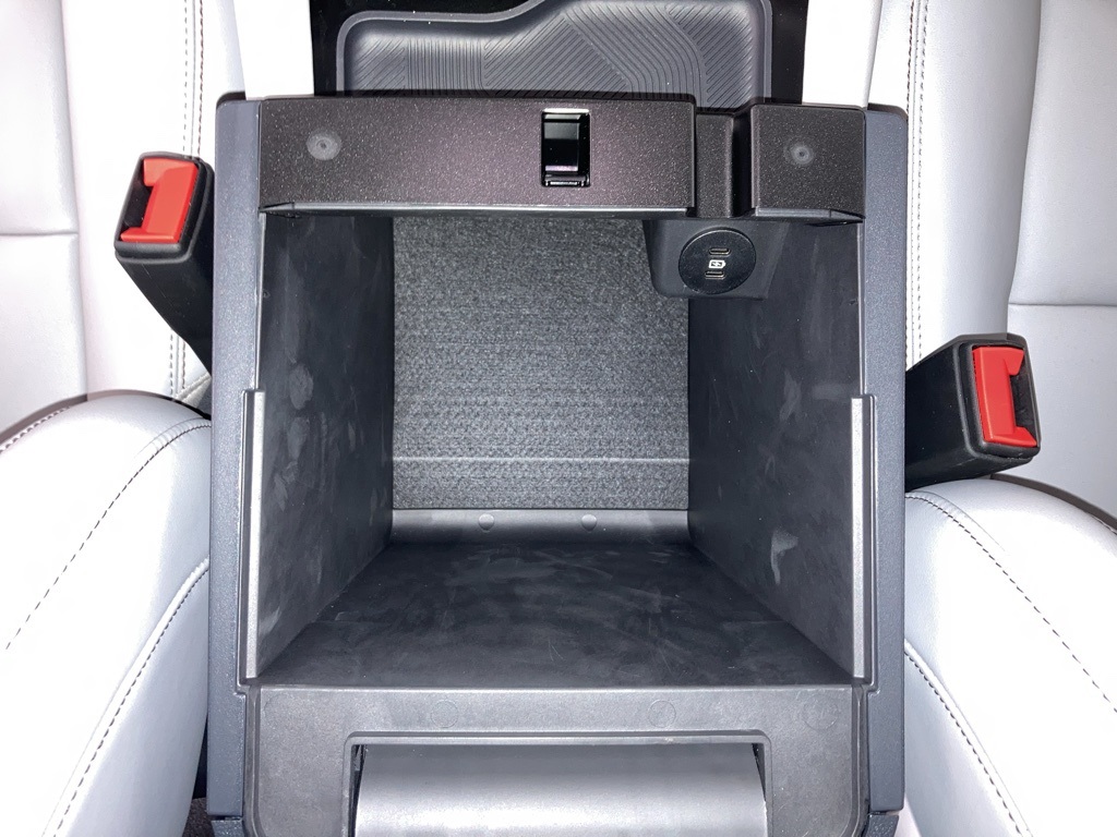 2025 Ford Explorer photo 2