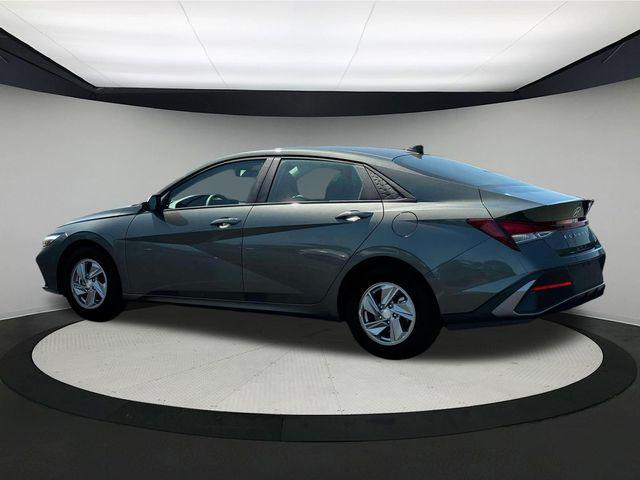 2025 Hyundai Elantra SE photo 2