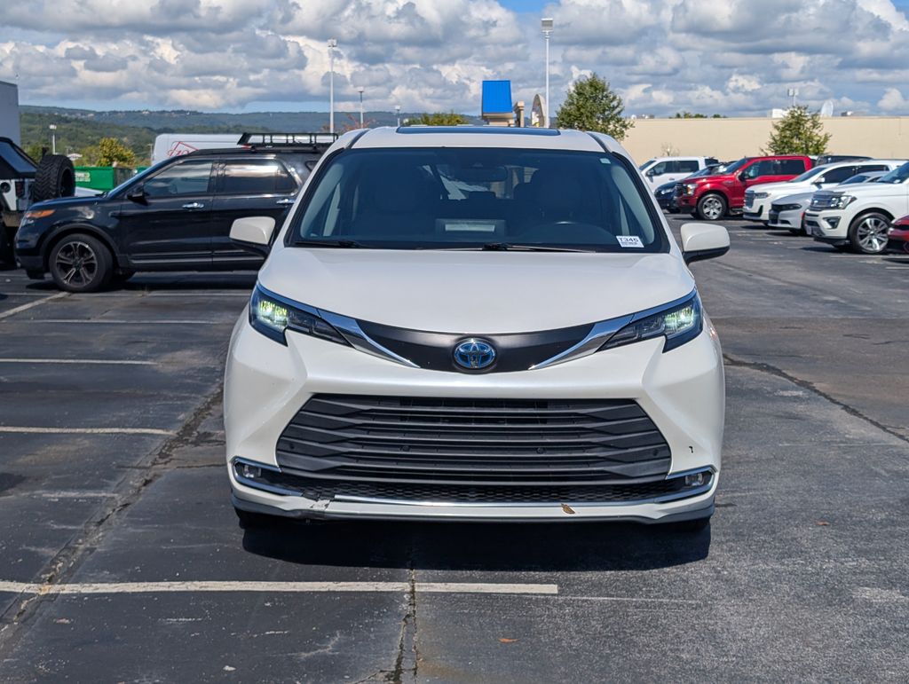 2021 Toyota Sienna XLE photo 2