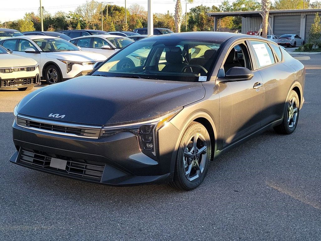 2025 Kia K4 LXS photo 2