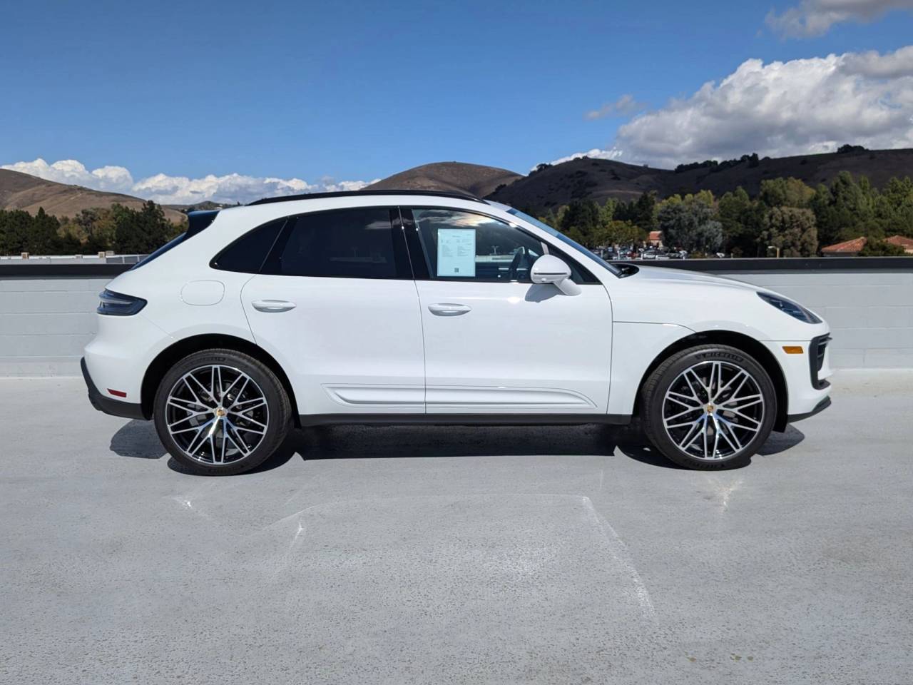 2025 Porsche Macan Base photo 8