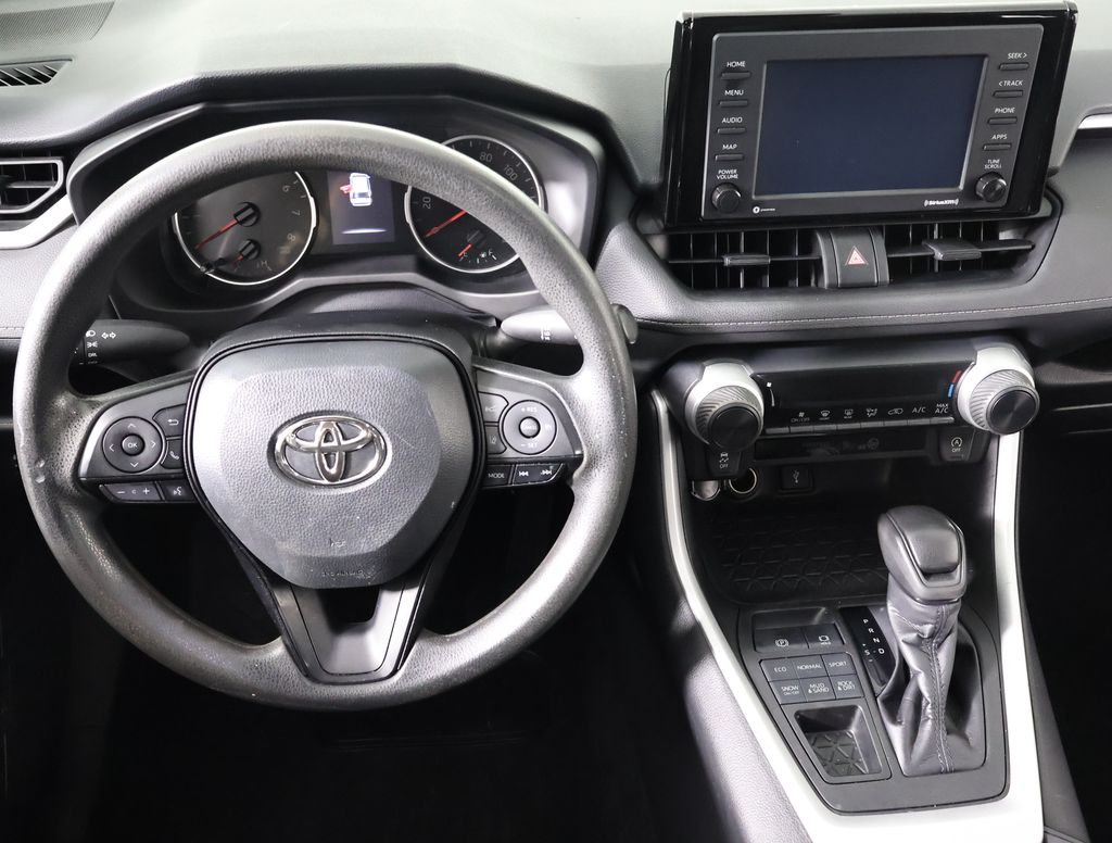 2022 Toyota RAV4 LE photo 10