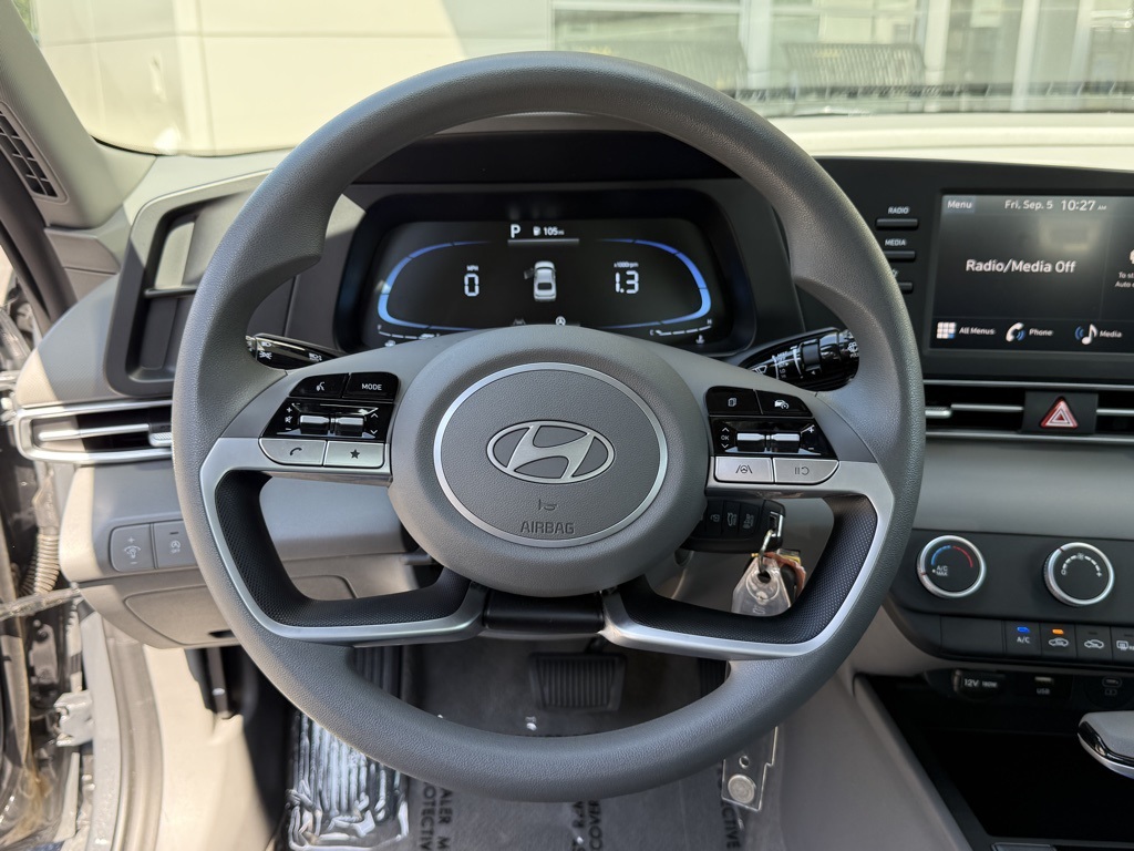 2025 Hyundai Elantra SE photo 13