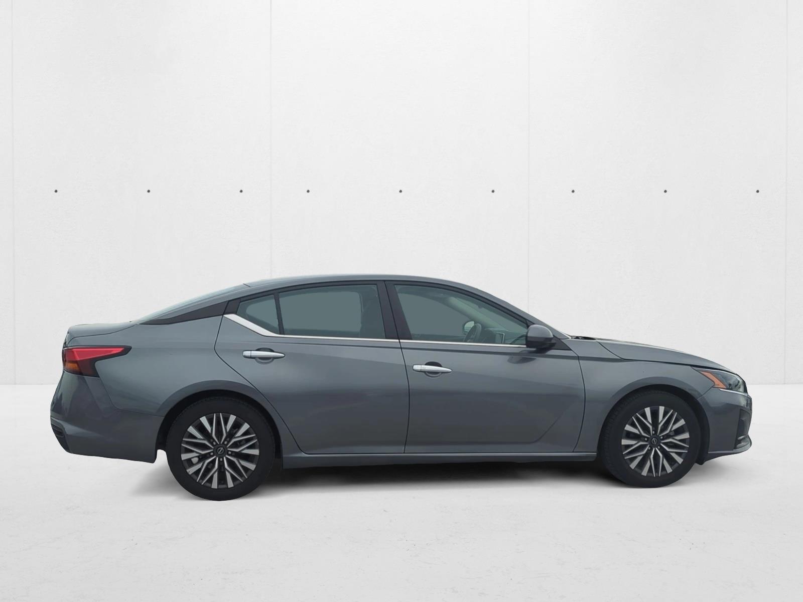 2023 Nissan Altima 2.5 SV photo 4