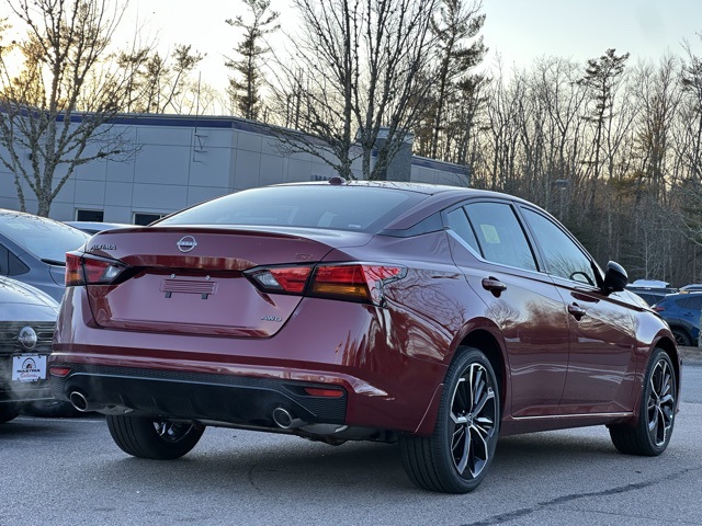 2025 Nissan Altima SR photo 2