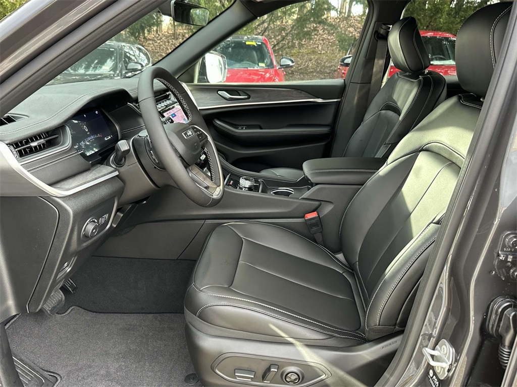 2025 Jeep Grand Cherokee Limited photo 8
