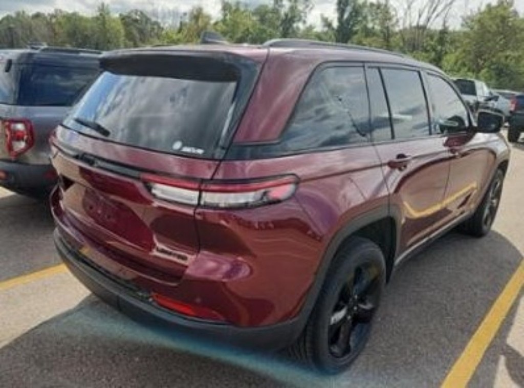 2023 Jeep Grand Cherokee Limited photo 3
