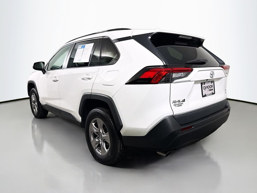 2022 Toyota RAV4 XLE photo 5
