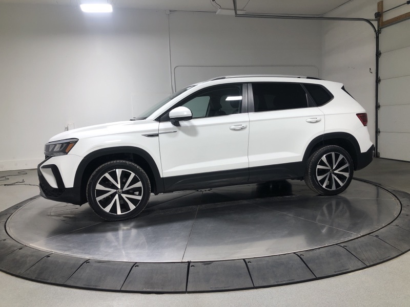 2022 Volkswagen Taos SE photo 2