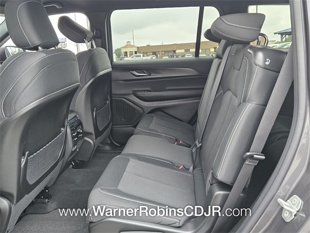 2025 Jeep Grand Cherokee Laredo photo 6