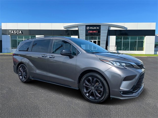 2022 Toyota Sienna XSE's photo