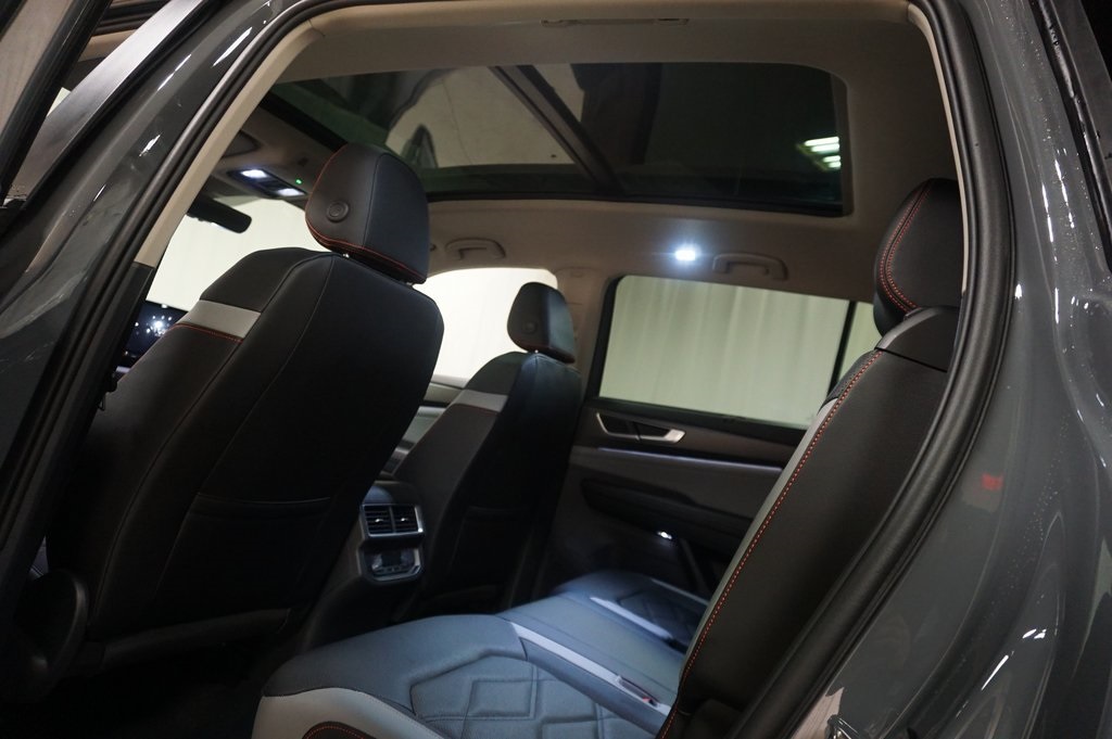 2025 Volkswagen Atlas Peak Edition SE photo 31