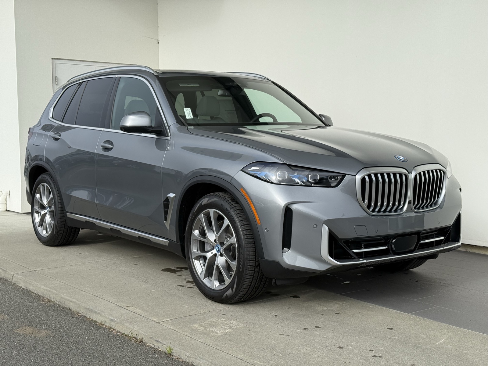 New 2025 Skyscraper Grey Metallic BMW xDrive50e image 1