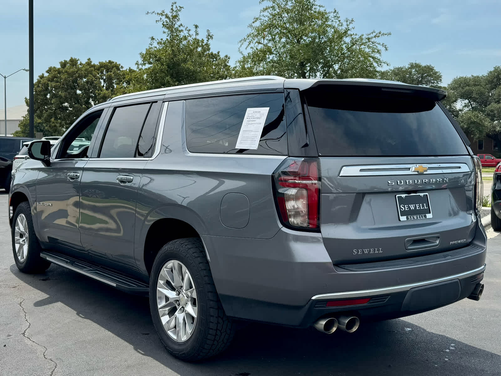 2021 Chevrolet Suburban Premier photo 3