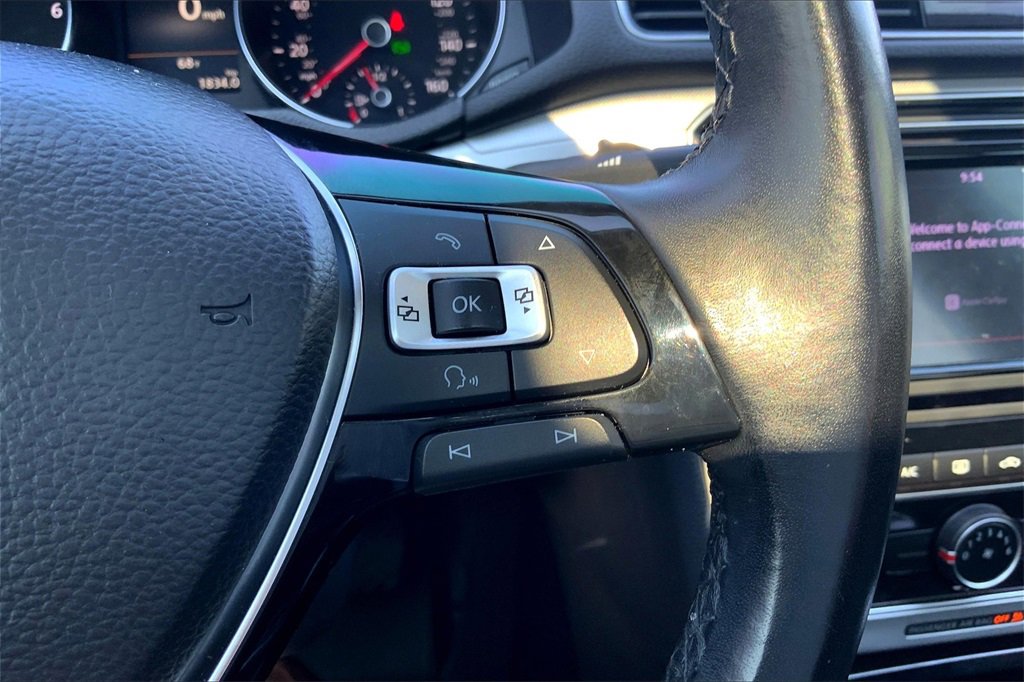 2019 Volkswagen Passat 2.0T Wolfsburg Edition photo 19
