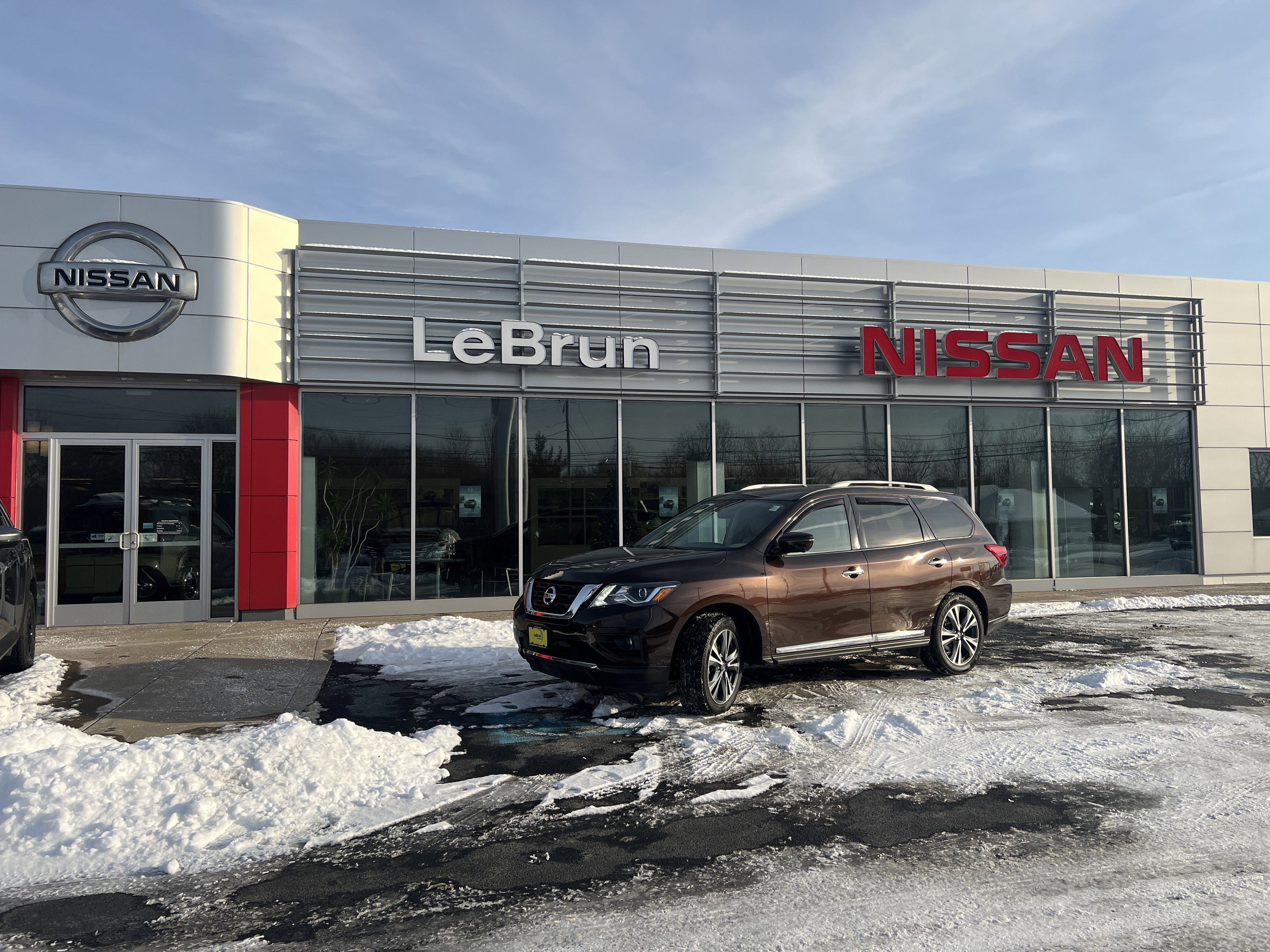 2019 Nissan Pathfinder Platinum's photo