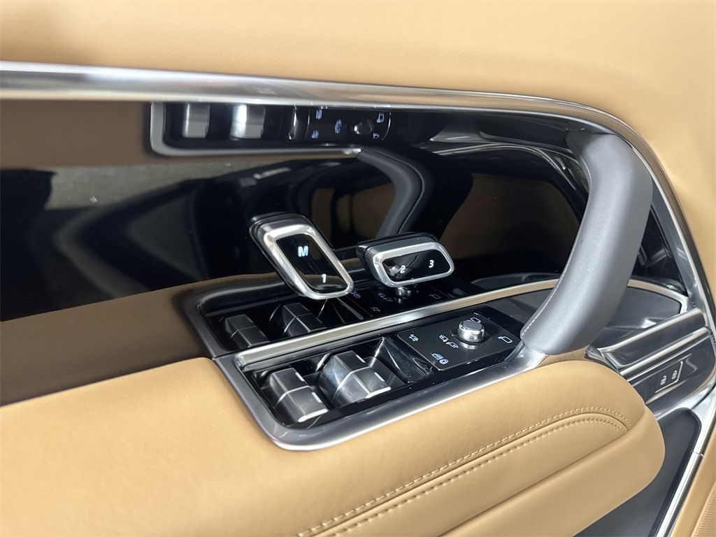 2025 Land Rover Range Rover SE photo 12