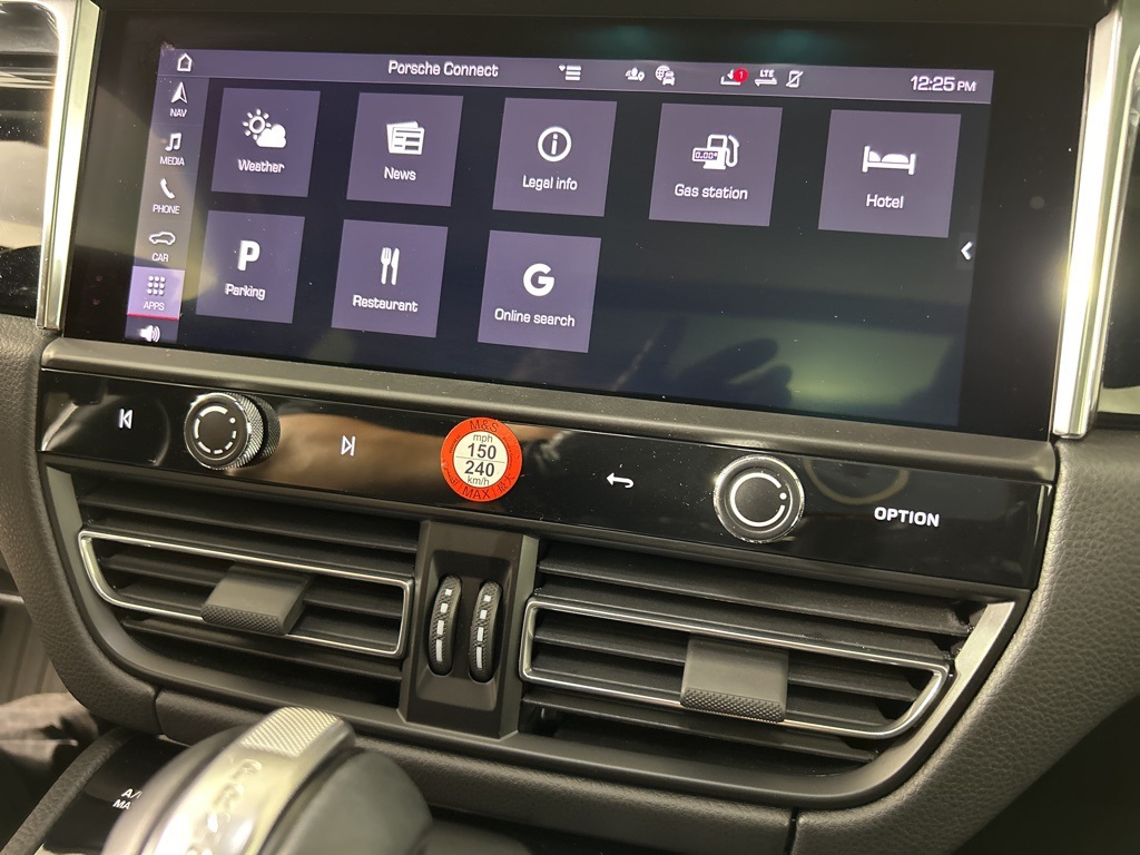 2025 Porsche Macan Base photo 27