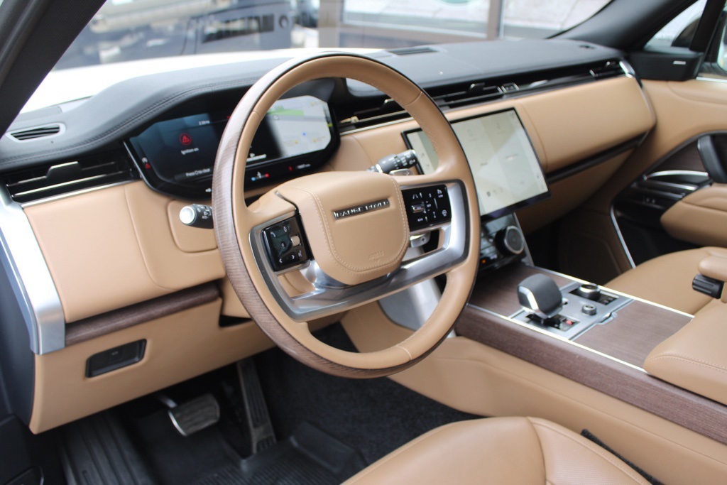 2023 Land Rover Range Rover SE photo 4