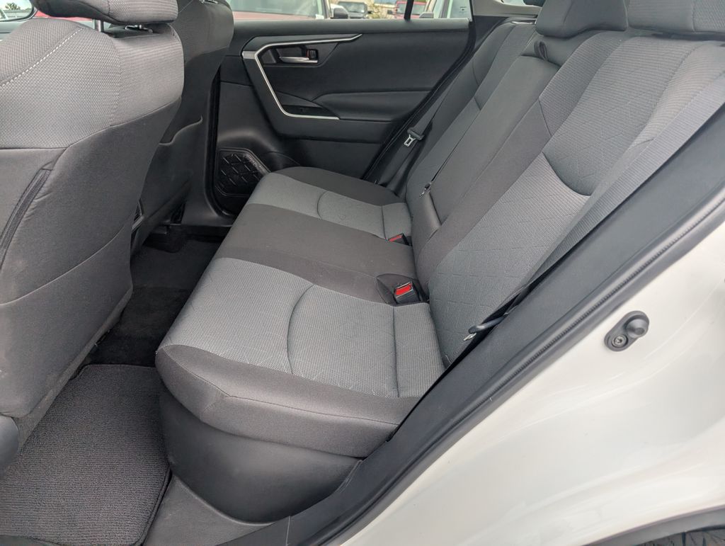 2024 Toyota RAV4 Hybrid XLE photo 8