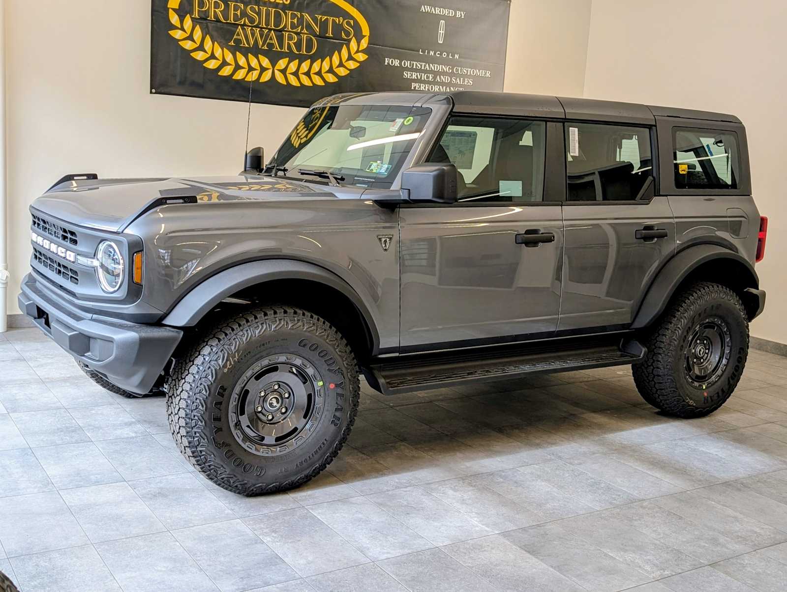 2025 Ford Bronco 4-Door Base's photo