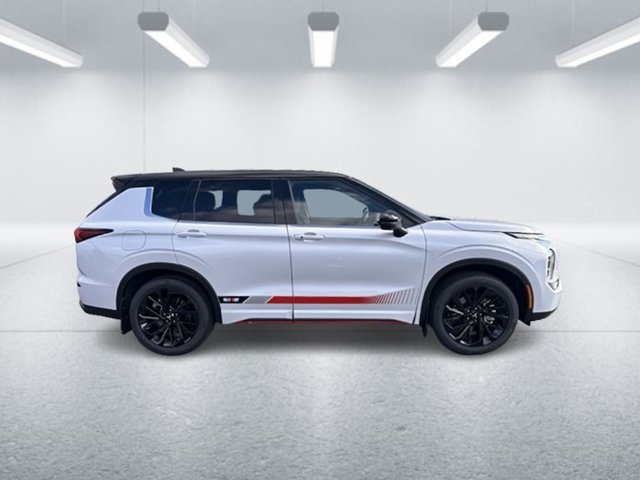 2024 Mitsubishi Outlander photo 2