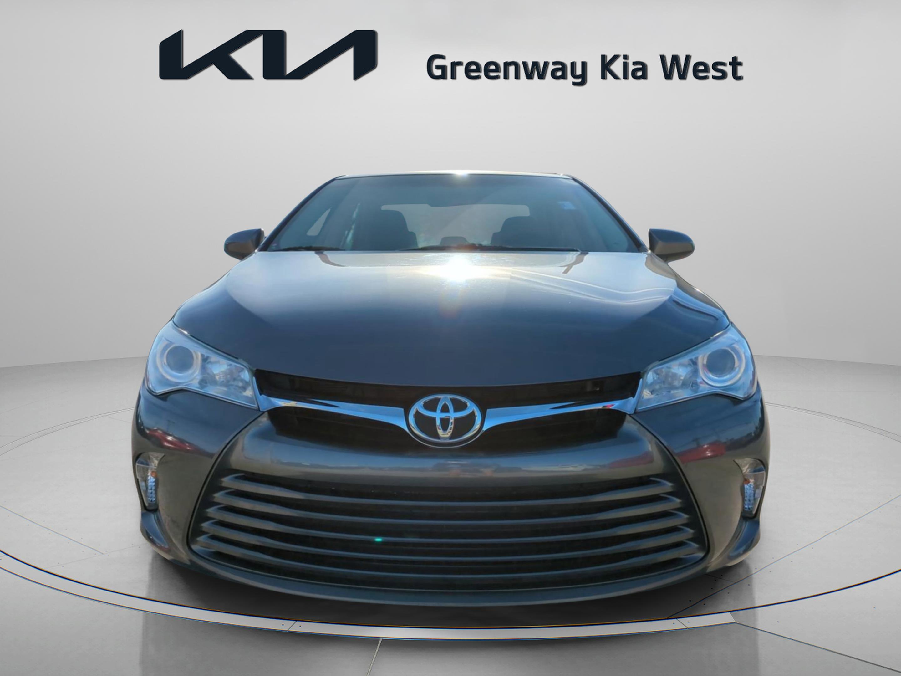 2016 Toyota Camry SE photo 2