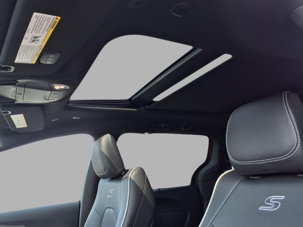 2026 Chrysler Pacifica Limited photo 19